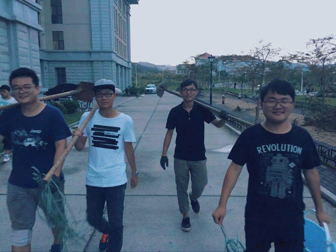 再见。20年代[干杯]
20年代的第一天迎来了莫兰蒂
20年代的最后一年送走了连续两个大台风
20年代的台风吹着我杀，从厦门到上海。
20年代的初始体重是120
20年代的收尾体重是140（谢谢穆峰达）
20年代的开始有很多梦
20年代的结尾mcf问我有什么愿望
简单到无比简单。灵魂安宁吧。
再见。20年代[干杯] ​