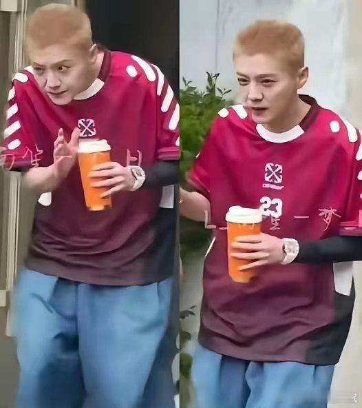 捡到了鹿晗的两张驼背图，粉丝解释称这是腰伤导致的，十几年了。 ​​​