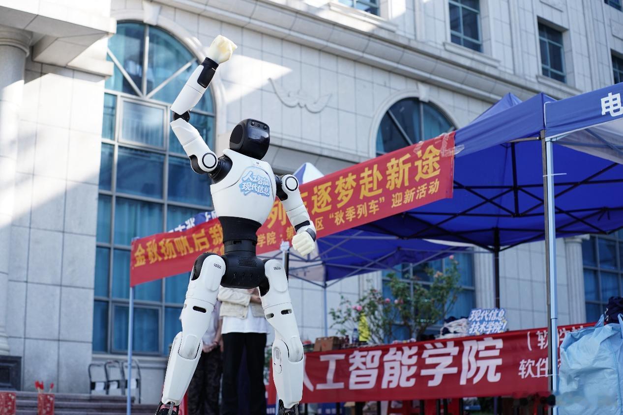 #湖北多高校机器人迎新##湖北高校智趣迎新#金秋开学季湖北多所高校解锁科技迎新模式。人形机器人现身报到现场与新生趣味互动。智能设备为报到流程增添满满的新鲜感。别样科技体验点亮新一届学子的大学初印象。✨ ​