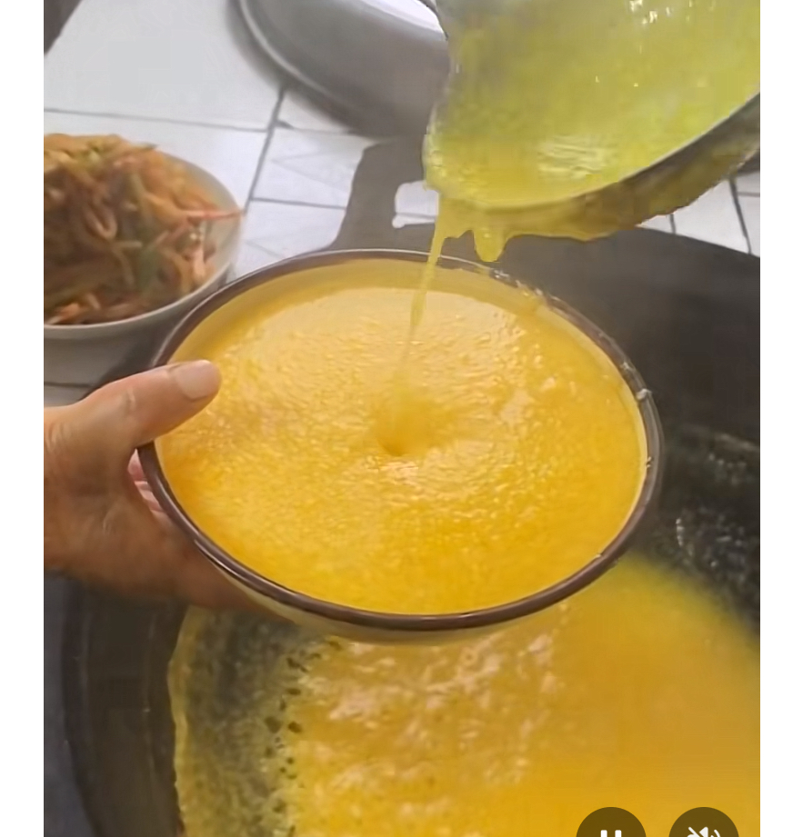 关中往事：父亲带回来的油饼，与邻居手里那碗换出去的面条
现在的孩子吃面条，讲究的是劲道、是麦香。而在我的童年记忆里，评价一碗面条最高级的标准，竟然是——“嗓子舒不舒服”。
这种奇怪的评价体系，是关中平原那个特殊的年代硬生生塞给我的。
那是六七十年代，关中平原的小麦产量其实并不低，但作为主粮，绝大部分