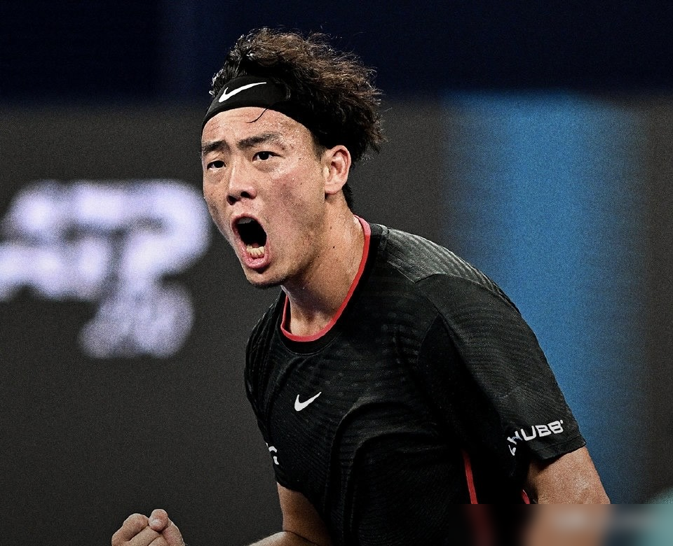 8年前手握5个赛点被翻盘，黄泽林这个名字成了吴易昺的噩梦。
10月2日半决赛，吴易昺6-3、6-2扫掉日本主场选手松冈隼，感冒刚好，风大就玩削球半高球，关键分稳得像换了个脑子。另一边黄泽林先丢一盘愣是逆转了乌兹别克老将。
决赛又是这俩人碰上。杭州那次6-1领先抢七，五个赛点，被连追6分，直接给他