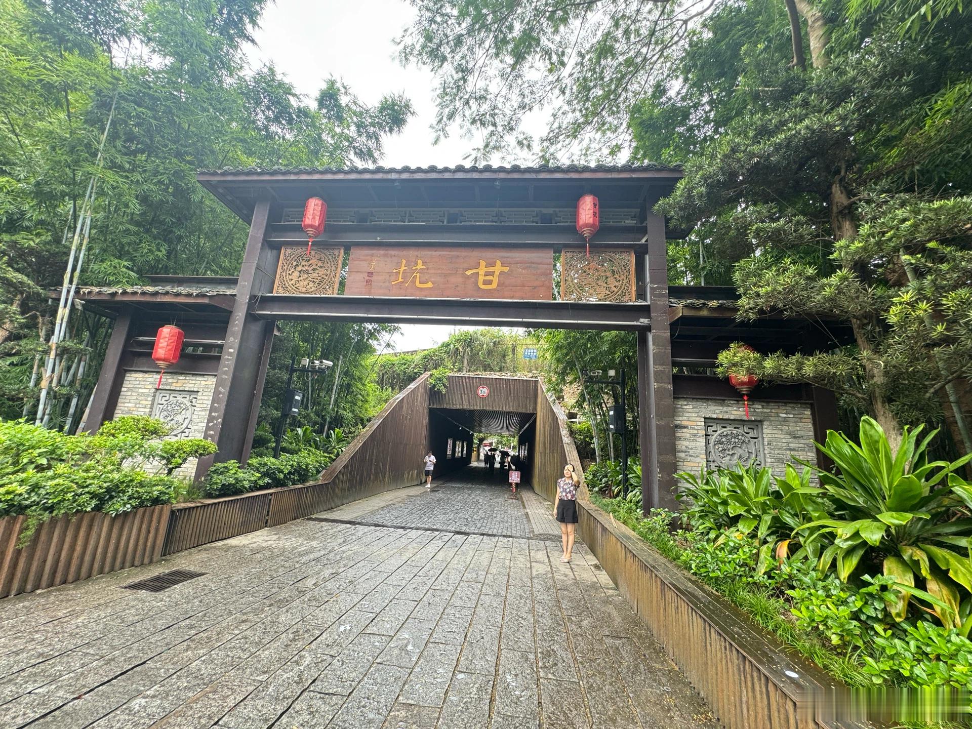 八月用车"最"时刻｜和深蓝S07的盛夏磨合之旅
5月6号提车，转眼盛夏八月，与深蓝S07相伴的日子，慢慢从新鲜感沉淀成踏实的默契。 
闲暇时驾着爱车出发，两台S07并肩停靠，同款白车身在天光下格外亮眼，也是属于同好之间独有的小浪漫。一路驰骋，驶过东沙大桥，车窗之外，广州圆静静伫立，城市的轮廓在眼 ​