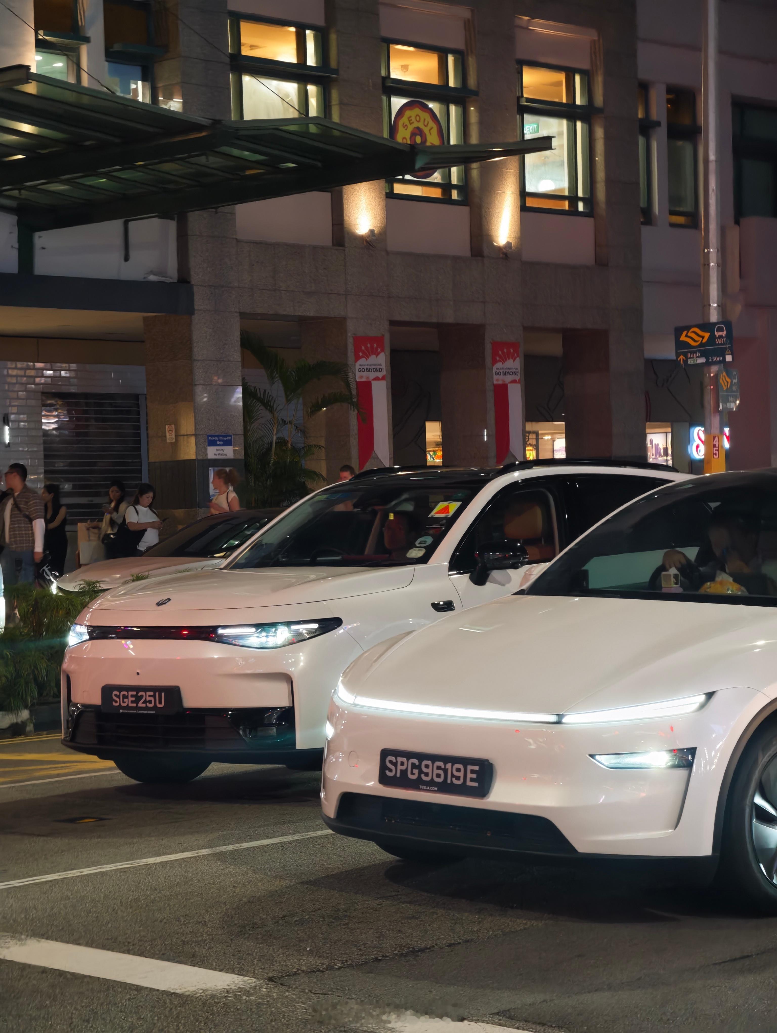 零跑月交付又突破10万台，8月成绩单103129，环比上涨1.8%

啊，为什么要说又，跑子连续2个月突破10万咯，附上一张截止目前销量图，图2

2026年累计交付56万台，百万目标接下来的几个月还要很努力才行

出海方面不容小觑，上半年零跑出口9.6万台，占比27%，在海外零跑的能见度也是非常高的，在新加坡也 ​
