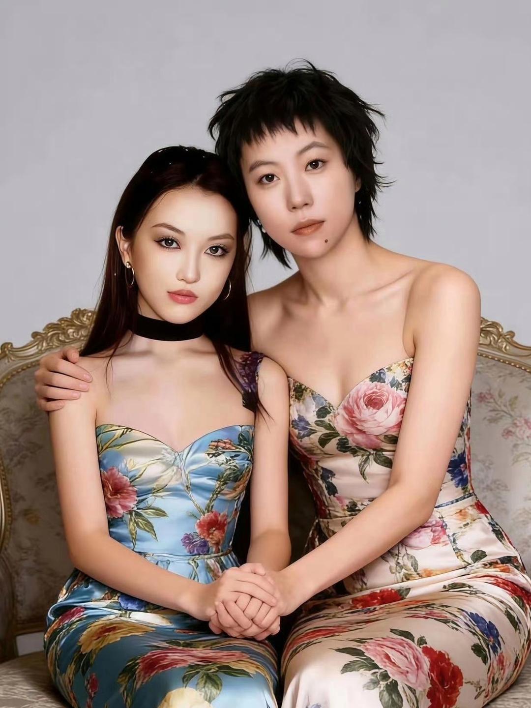 王菲两个女儿同框，我们该如何形容王菲的基因呢？ ​