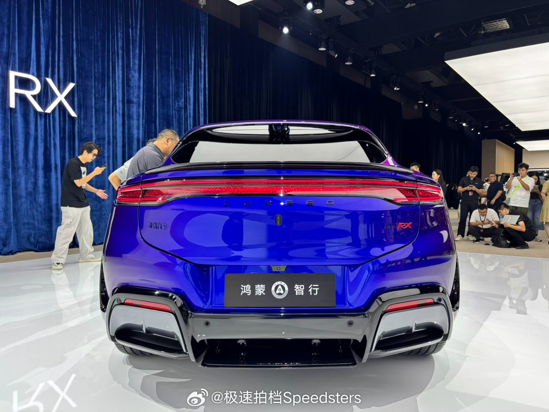 智界 RX 真车颜值还是很能打的，那抹蓝色确实很骚[doge]#智界rx发布会# ​