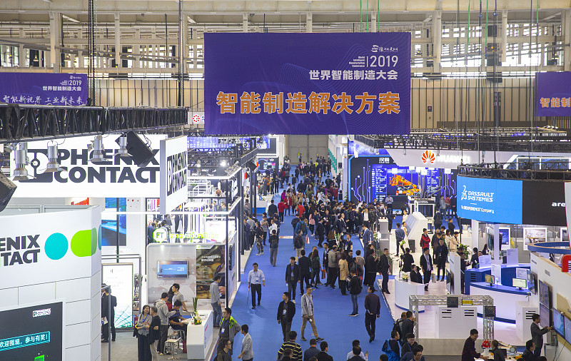 2026 世界制造业大会在合肥举办

抽空看了下这次合肥世界制造业大会的相关报道，真的感慨国内制造业发展速度太快了。这次大会来了五十多个国家和地区的嘉宾，上千家企业参展，一万五千多件前沿展品集中亮相，人工智能机器人、智能新能源车、高端装备全都有。

以前总觉得制造业就是工厂流