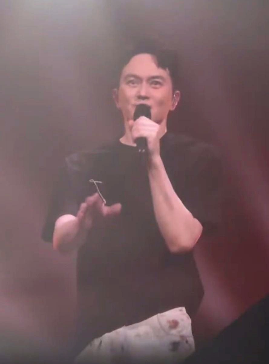 张智霖要在内地开演唱会，消息一出来，底下的观众全看懵了。一个靠拍戏红了大半辈子的老牌演员，临了突然要办巡回个唱，属实让人摸不着头脑
 

靠着内地综艺重新有了流量，转头就定场馆开唱，八成是看好兄弟陈小春赚得盆满钵满，自己也坐不住了。可陈小春手里握着《独家记忆》《算你狠》，去现场的人能从头合唱到尾。张