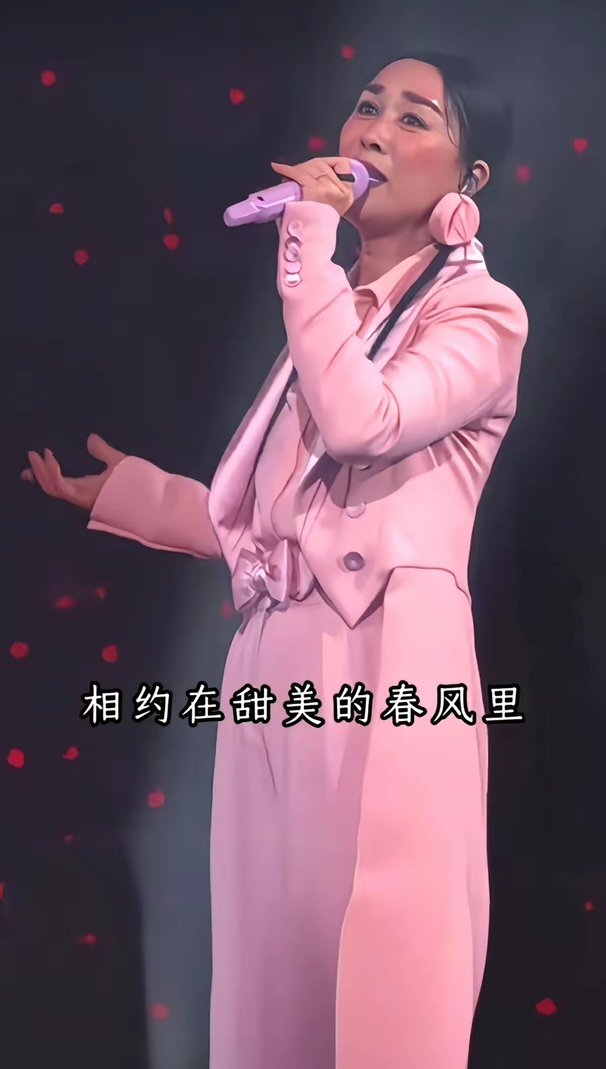 那英
南京演唱会开唱，吸取了北京站穿露背被吐槽的教训，特意换上一身粉嫩新装，结果一开嗓，伴奏声大得快把人声全盖过去了。
​​​五十多岁的人硬裹一身嫩粉，唱着当年的老情歌，台下看着怎么都觉得跳戏。

这次不是顶尖顶尖级的，白菜票价了吧？

山歌万里，情系瑞金！红土地奏响民族乐章，民乐声声，激荡家国情怀