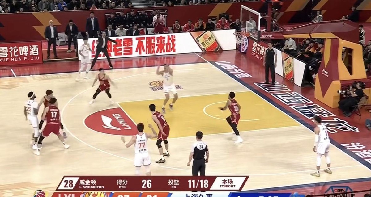 这是2026年10月22日CBA常规赛第3轮，山西主场对上海。终场比分103比92，山西赢了。
那个盖帽发生在第四节
比赛打到第四节3分30秒，上海主帅换下古德温、王哲林等主力。当时山西97比81领先16分，上海落后最多时到过22分。从换人动作看，上海方面基本收兵了。
但替补阵容没停。拉塞尔连续投进