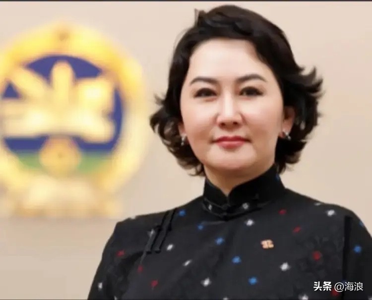 蒙古国如果加入北约，会不会成为第二个乌克兰？这么说吧，蒙古国上午8点加入北约，那它大概率在上午10点就不在了。这一幕让整个乌方阵营的认知发生大反转，有关中俄关系的新判断也随之流传开来。

这说法听着像段子，可仔细一琢磨，背后全是大国博弈的硬道理。蒙古国地处中俄两大核大国之间，北边是俄罗斯，南边是中国