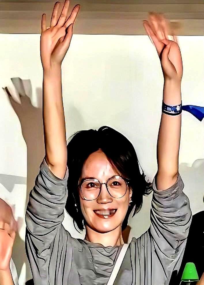57岁王菲低调现身包厢！那英北京巡演硬是开成了内娱团建局。

台上老那压轴点名，故意打趣闺蜜装扮。镜头一扫，戴着黑框眼镜的“老王”低头害羞一笑，立马摘了镜框配合。

她手里攥着荧光棒全程跟着晃动。唱到《相约九八》时，俩人直接来了一波隔空合唱，全场沸腾！

场外那张手写贺卡也特别逗：“老那演出成功，先