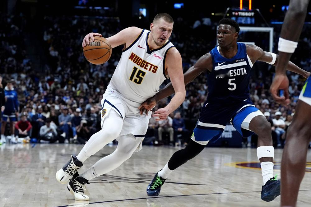 森林狼2-1领先，但你没发现吗？那个叫嚣着要打爆所有人的爱德华兹，身体...