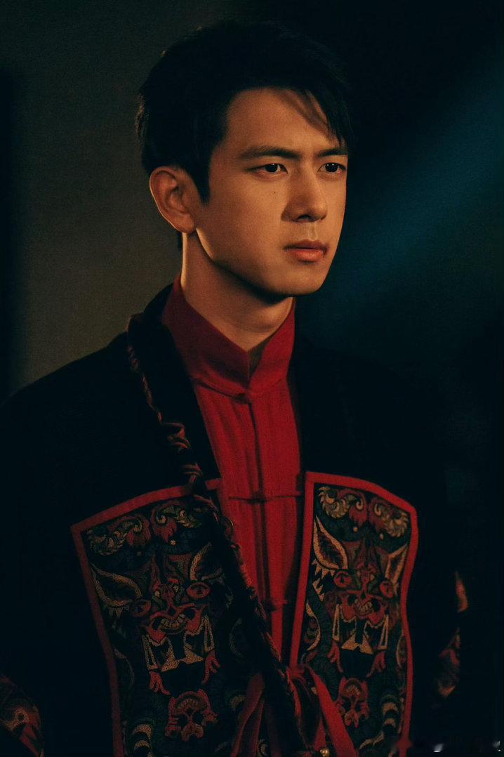  #李现发高烧拍上吊戏#上官诚明这个镜头真的值得反复回看。李现顶着高烧坚持拍上吊戏份，将自身的疲惫化作角色的脆弱，这种吊系气质，温柔又带着沉重的冲击力。 ​