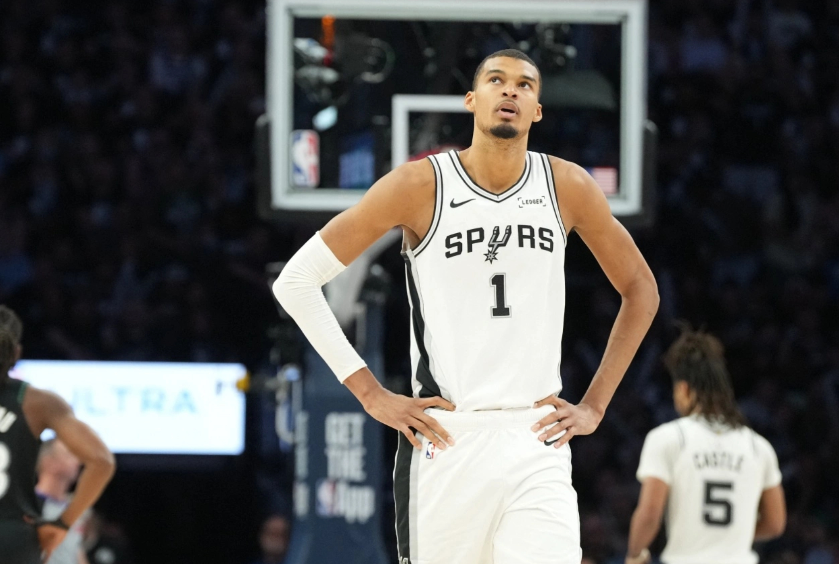 雷记：NBA的规则在文班身上不适用，无论是禁赛罚款还是其他  今日NB...