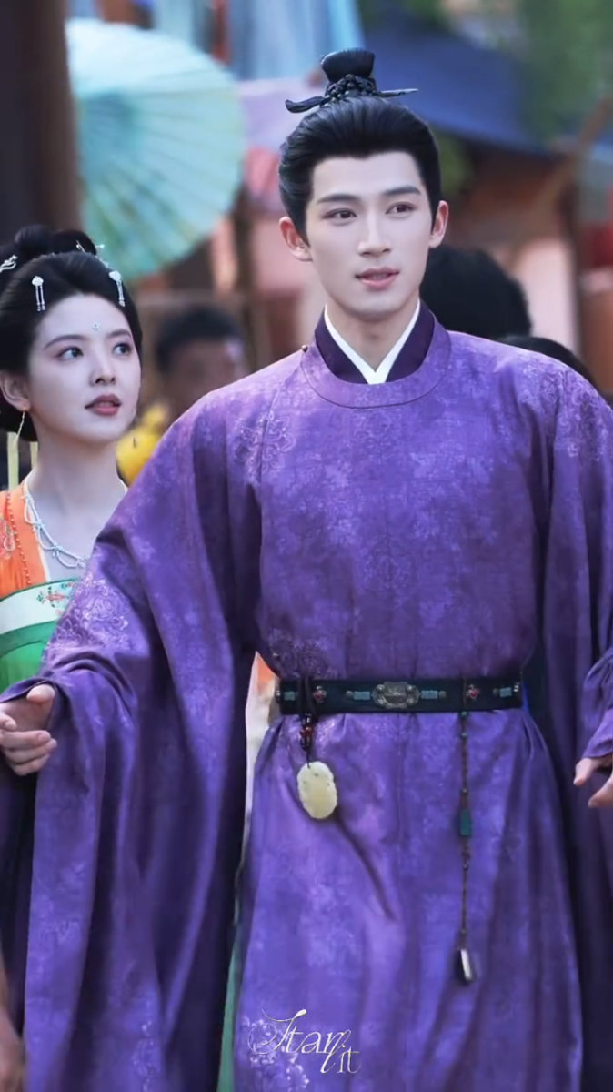 这两(三？）套紫色的也太好看了……
我家紫阳君真的是面如冠玉、剑眉星目、芝兰玉树、丰神俊朗、清雅绝尘、风姿卓绝、潇洒出尘、玉树临风、挺拔如松、长身玉立、身姿卓然、气宇不凡、俊美无俦、龙章凤姿、天姿卓绝、绝代风华、璞玉浑金、麟凤之姿、英伟不凡呐
⭐#王星越春日宴# 
🌙#王星越江玄瑾# ​