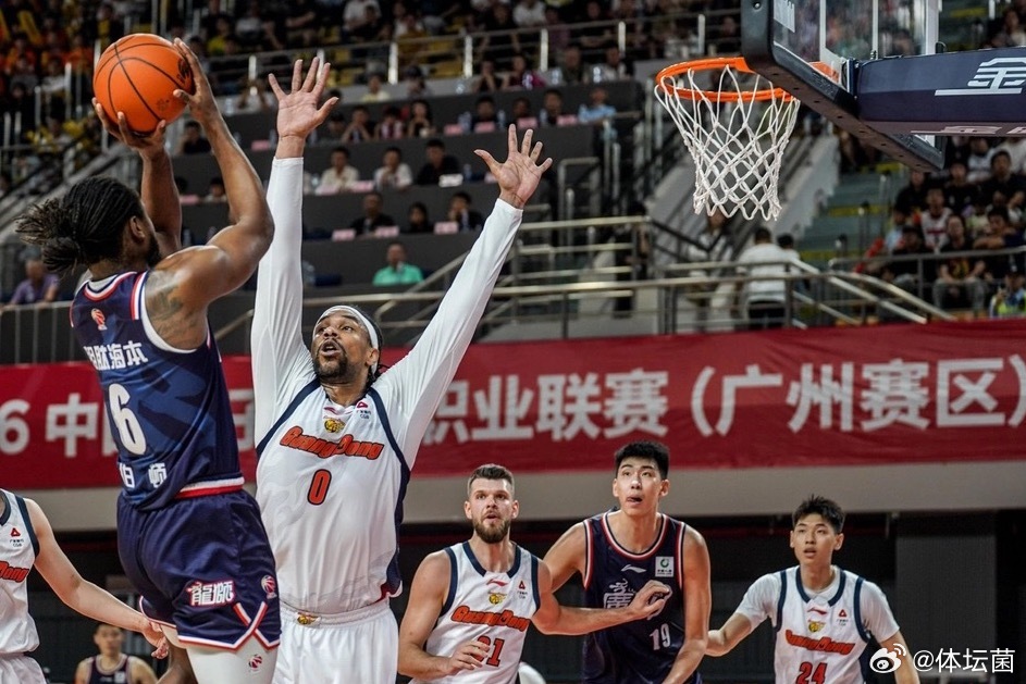 CBA季后赛广东男篮昨天客场以85:64大胜广州男篮，将比分扳成1:1...