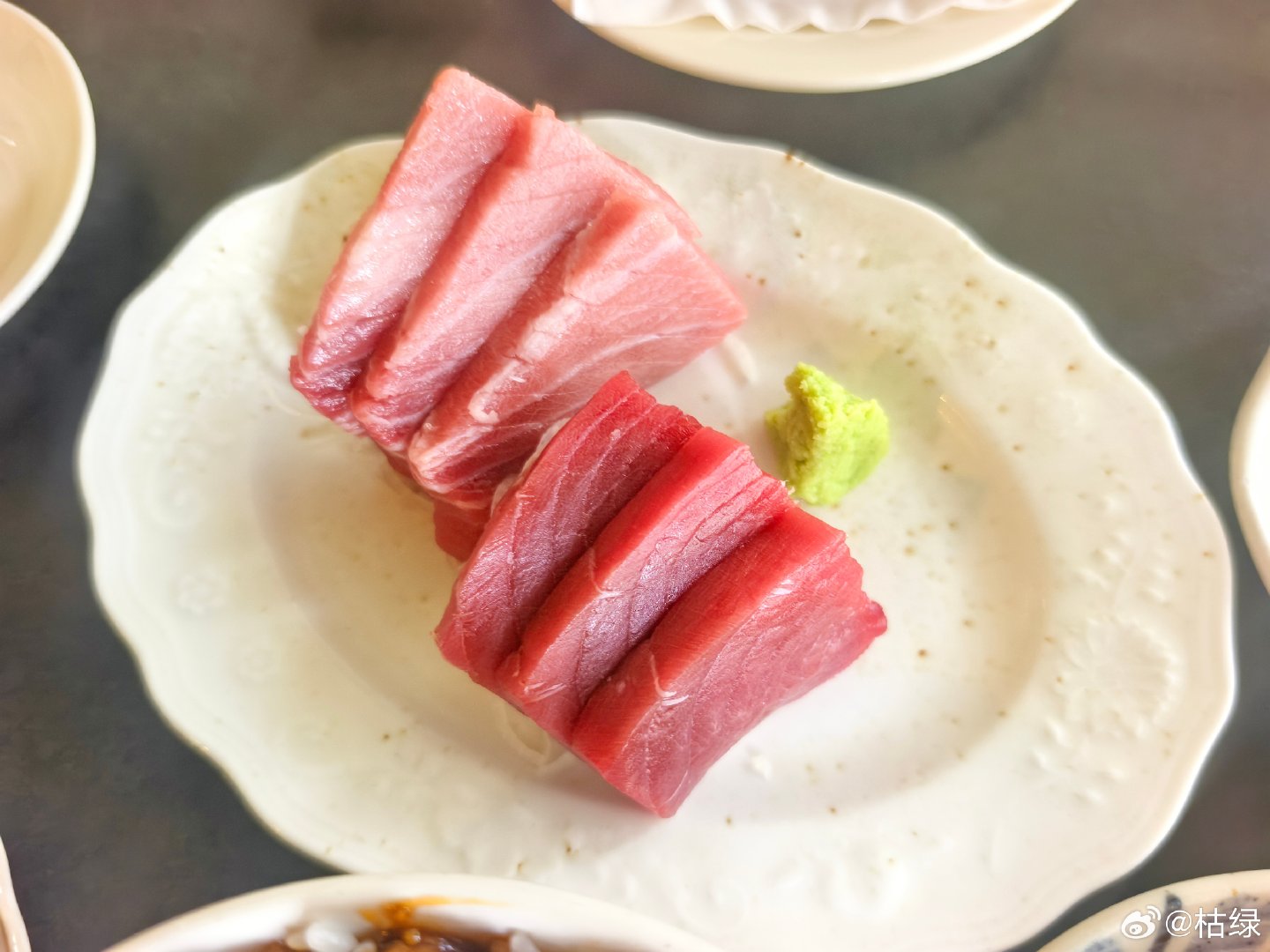 今天来宁波了，中午约朋友吃个漂亮饭，日料店。

#女子在寿司郎餐桌上给孩子接小便# 真是让人大跌眼镜！家长竟用饮料杯在餐桌上给孩子接尿，孩子还喊“谁要喝柠檬”。#美食[超话]#  ​