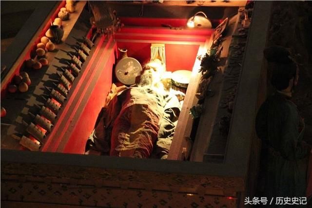 媒体：秦始皇陵水银来源被找到。
 
秦始皇陵地宫存在大量水银，史料早就有相关记载。多年以来，大家一直好奇，地宫里面这么多水银，究竟来自什么地方。最新的研究，找到了水银来源的线索，指向了古代巴地的丹砂资源。
 
丹砂是提炼水银的原料，在先秦时期，巴地的丹砂开采产业规模很大，最出名的就是巴清家族。他们世