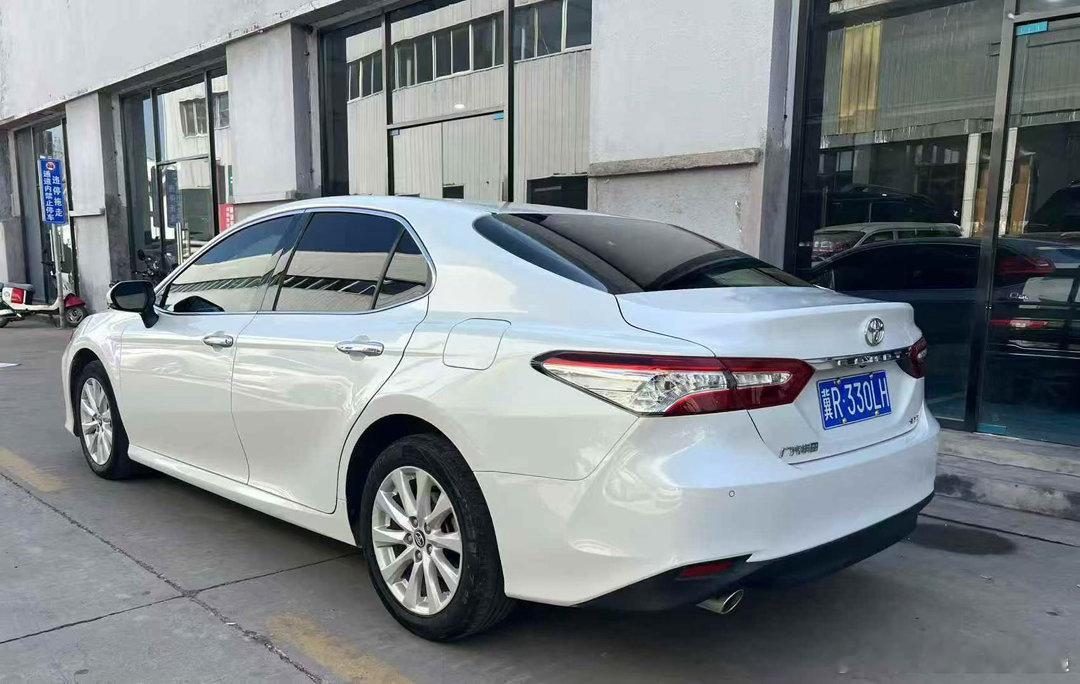 出辆19年新款丰田凯美瑞，2.0豪华版，河北一手车，没事故，四件划痕补漆，实表五万多公里，新车状态，要的来，价格便宜 ​