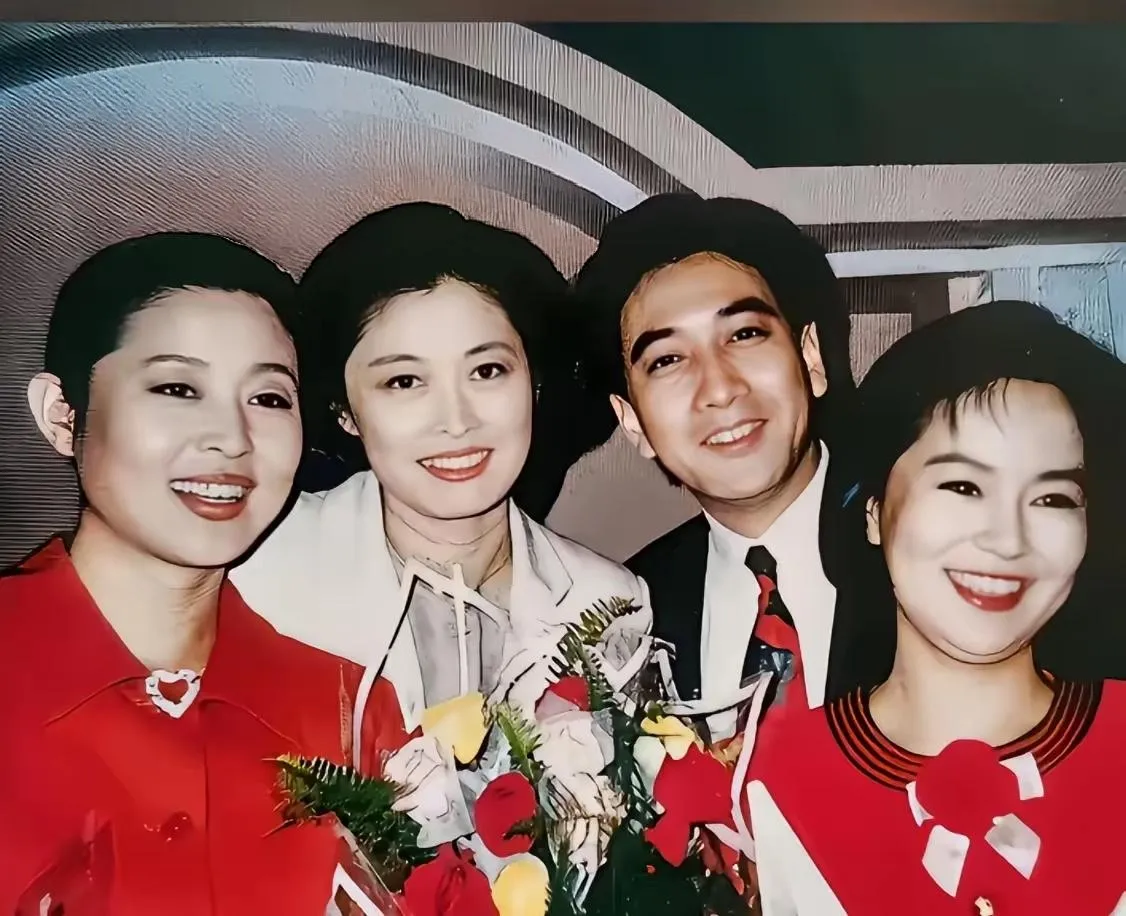 90年代主持界的神仙合影！这张照片含金量极高，1995年四人同时拿下金话筒金奖。你还记得他们的名字吗？
当年的央视，群星璀璨，陪伴了几代人的青春。
从左到右：倪萍、敬一丹、水均益、鞠萍。
老照片 央视主持人