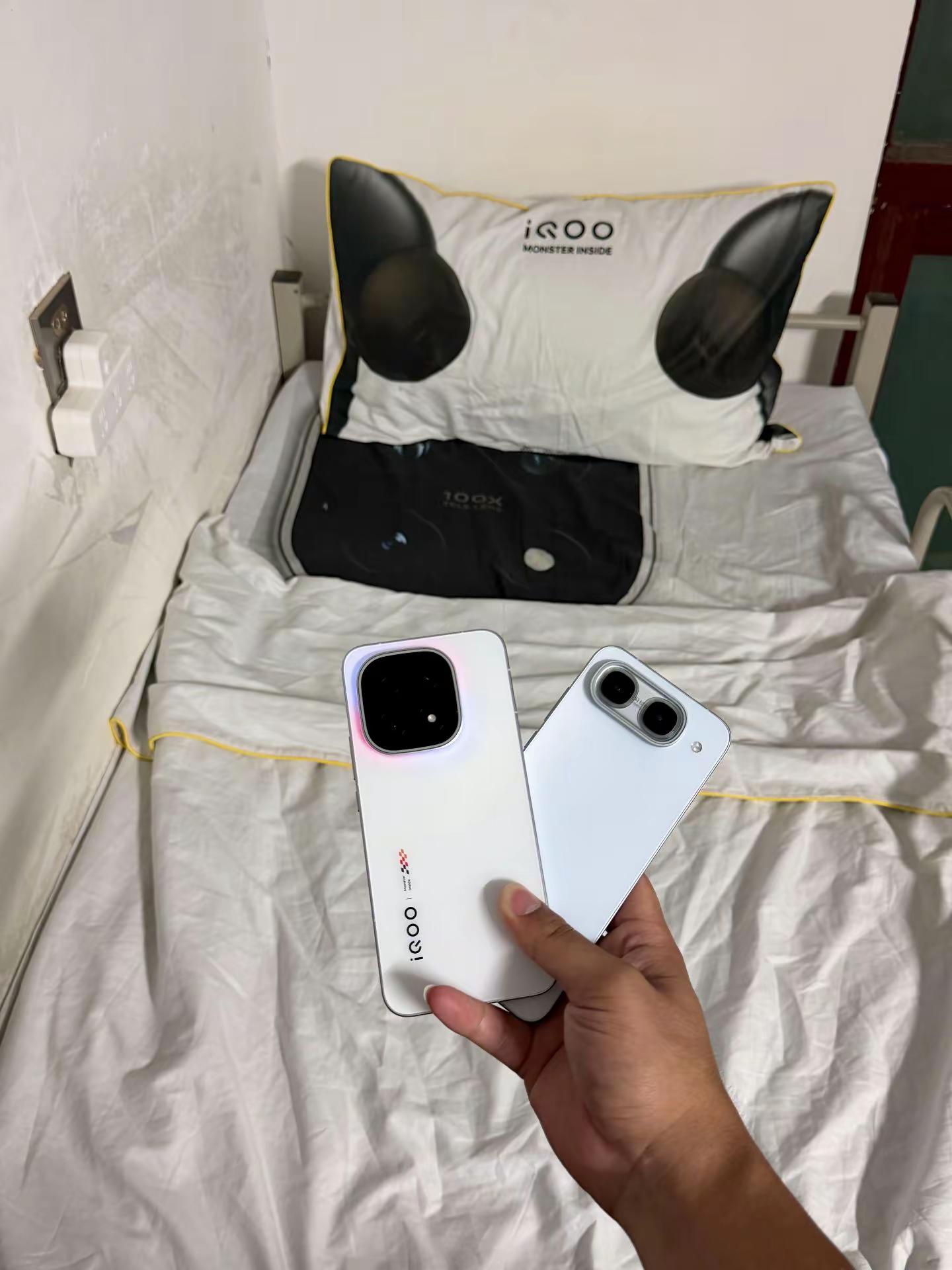 尊贵的iQOO机主开学了，做梦不掉帧，起床不卡顿，iQOO三件套必须安排上iqoo iqoo手机 开学季 iQOO16