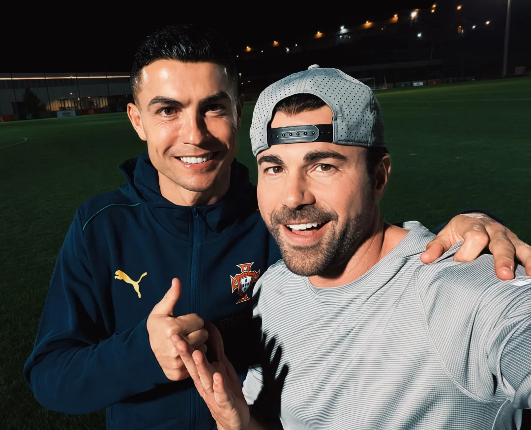 C罗挑战机器人守门员节目的可爱镜头