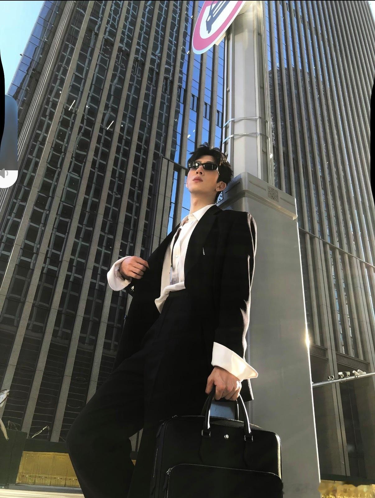 刘雯在井柏然新剧《早春晴朗》热播期间点赞其宣传大片，部分入戏的剧粉认为这一举动“扫兴”，打破了追剧的沉浸感，但她此前一直主动避嫌，此举反而引发舆论两极分化。  一、核心争议：一次点赞为何惹争议- 点赞