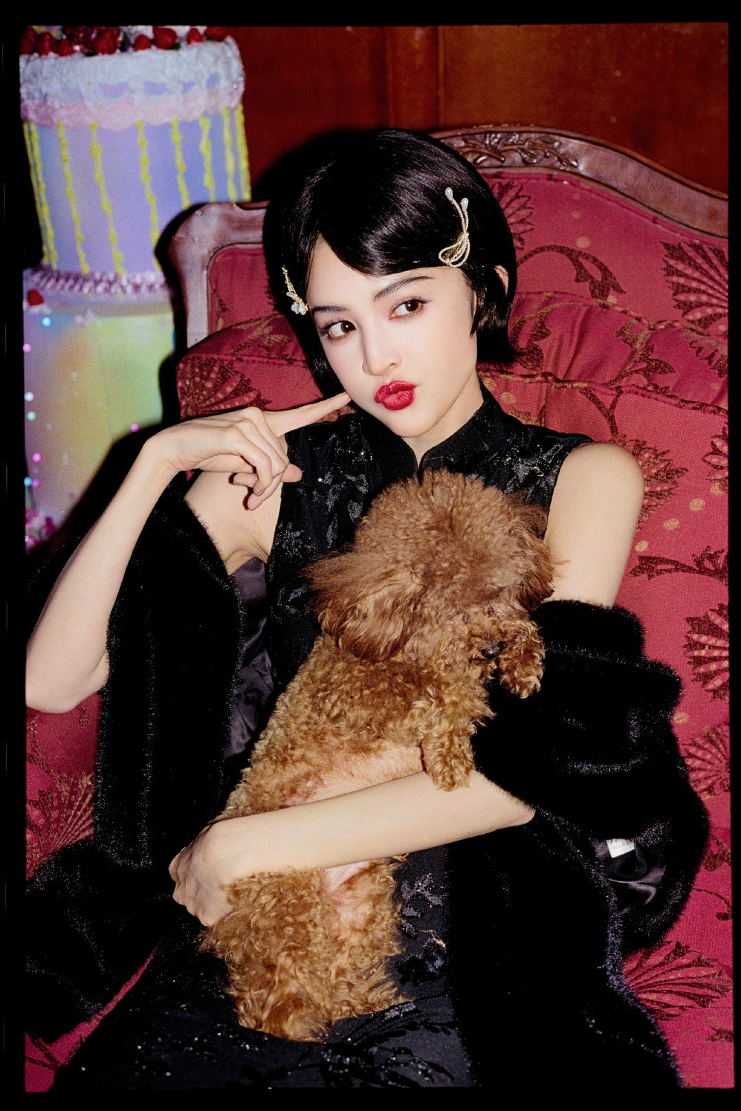 #娜扎[超话]#  墨淡色浓，人花相映。是那个年代最淡的笔触，也是最艳的明媚💐。金宝在旧时光里与你相逢。每日19:30，锁定CCTV-8、爱奇艺！ #电视剧醒来##娜扎金宝# ​