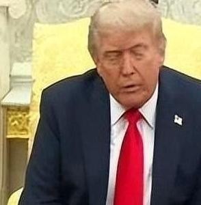 一旦台海爆发战争，中国能击败美国吗？别说是击败了，就是美国用尽全部力量，中国也依然有能力让其付出巨大代价。
前阵子和几个认识十多年的老军迷凑在茶馆聊起这个话题，有个头发已经白了一半的大哥翻出手机里存的1996年台海演习的老照片，指尖摩挲着屏幕叹了口气说，那时候真是攥着拳头看新闻，咱们的主力舰吨位还没