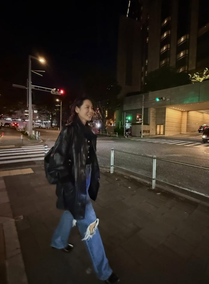 谁能想到当年在荧幕上迷倒万千观众的顶级男神玄彬，私底下出门居然是这副毫无架子的模样？
前几天日本东京六本木的街头，有人迎面撞见了孙艺珍。她剪了一头利落的短发，穿着酷飒的皮衣，安安静静站在柜台前点咖啡，身边还带着个拉扯她衣服的小家伙。
而那个平日里走到哪都自带气场的玄彬呢？
他套着条宽松的大短裤