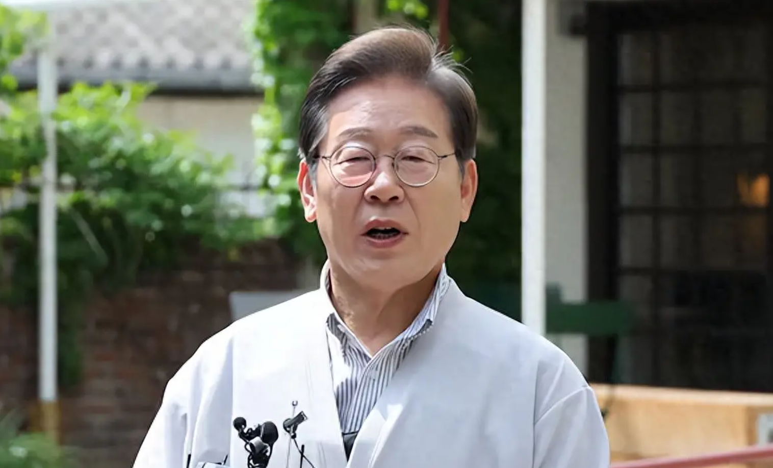 韩国总统李在明近期在记者座谈会公开表态，韩国要尽快从美国手里拿回战时作战指挥权。他提到，不算核力量，韩国常规军力处在世界第五的位置，本国已经具备独立承担国防的条件，韩美相关磋商也在往移交的方向推进，但整个过程不会轻松。

很多人不清楚，韩国早在上世纪 90 年代拿回了和平时期军队指挥权，一旦进入战争