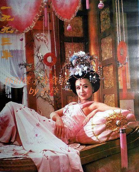 “历史冷知识，颠覆认知，金屋藏娇”这个典故，出自《汉武故事》，讲的是汉武帝刘彻小时候，姑母馆陶长公主问他愿不愿意娶表妹陈阿娇，刘彻答：“若得阿娇作妇，当作金屋贮之。”后来刘彻果然娶了陈阿娇，并立为皇后。但这桩婚姻的结局并不美好，陈阿娇最终被废，幽居长门宫。

一、陈阿娇的身份与婚姻

陈阿娇是馆陶长
