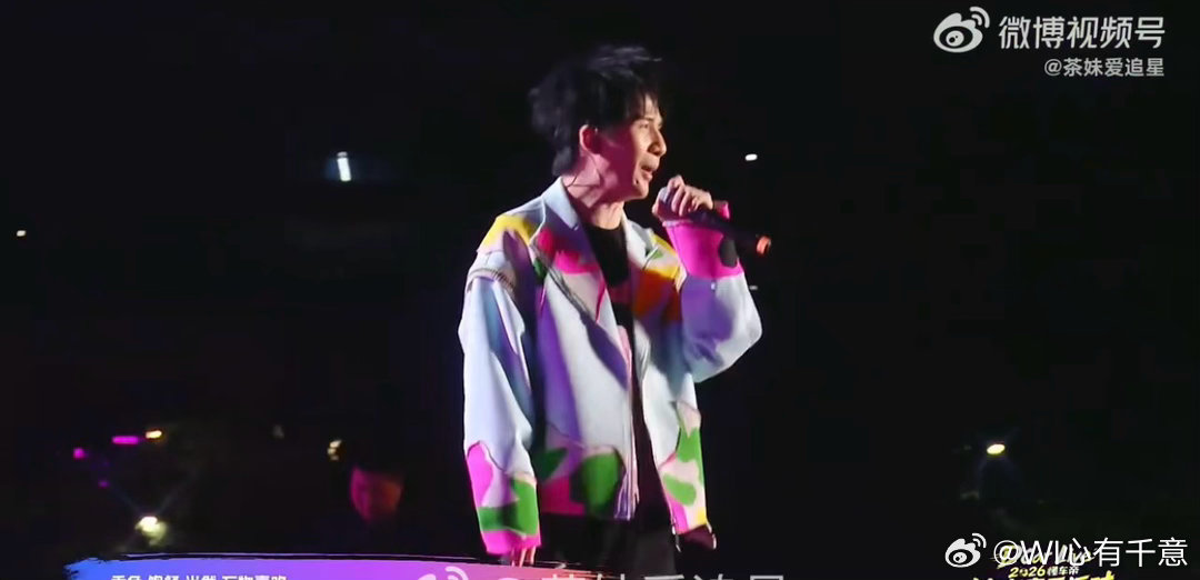 #大张伟带大号泡泡机上音乐节##大张伟音乐节的含蹦量太高了#舞台上到处都是飞舞的泡泡，他拿着泡泡机来回跑动，活力满满，全程蹦不停，难怪大家都说这场音乐节含蹦量超标。 ​