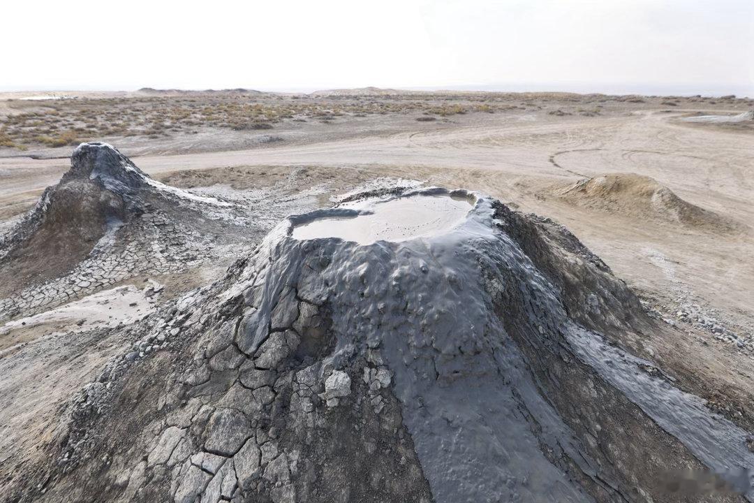 以前在大分县见到过泥火山，没想到在阿塞拜疆也有，而且规模远比在日本看到的要来得大！与普通的火山不同的是，泥火山没有滚烫的岩浆，而是地下的泥浆、天然气和水在压力作用下不断向地表涌出，泥浆堆积起来就形成了一个个灰白色锥形的小山丘，站在这里还能看到泥浆不断地咕嘟咕噜往外冒泡，很有意思。 ​​​