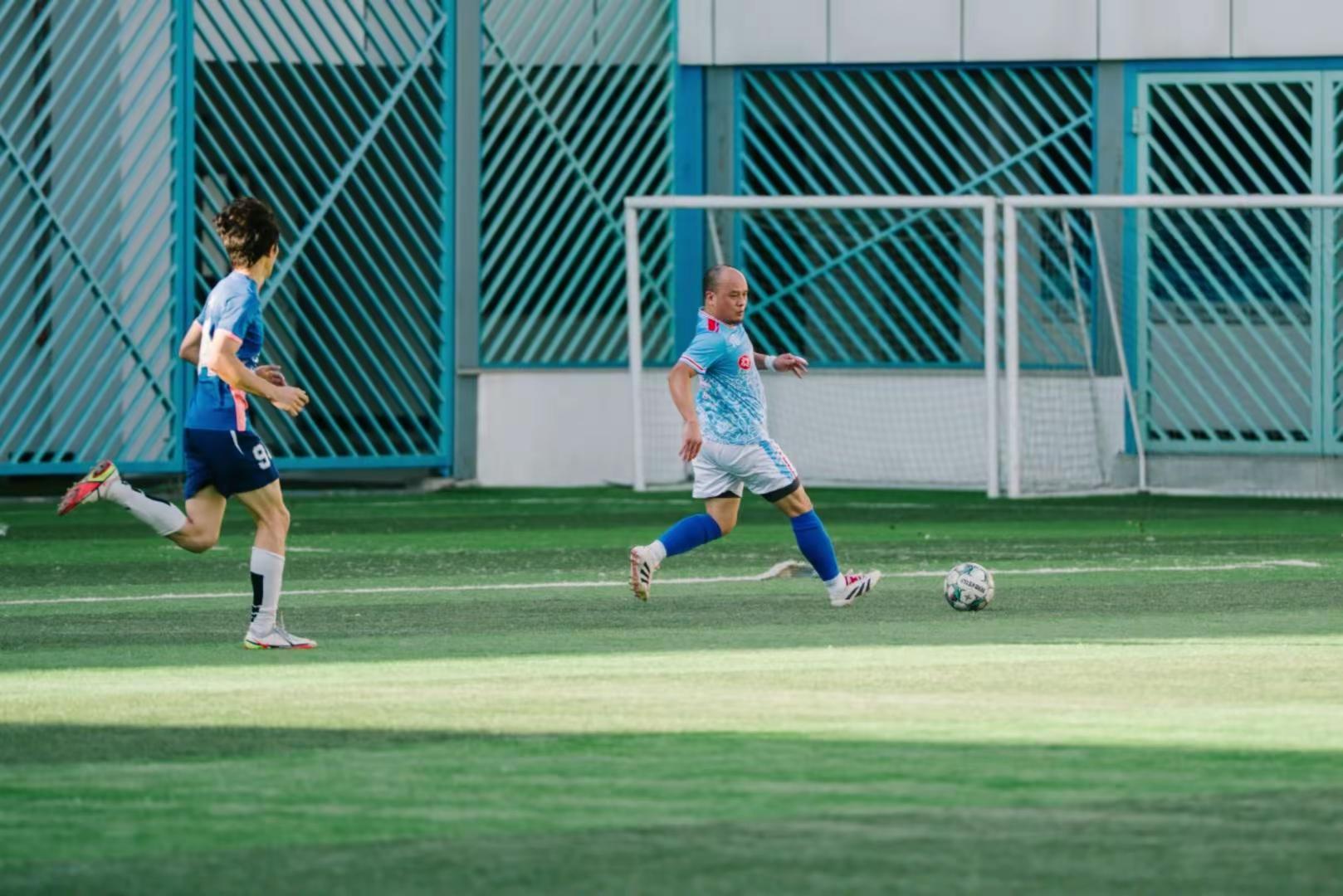 以足球之名，完成青春的传承⚽。二十年前，我为青春在绿茵场上奔跑。二十年后，我陪着青春继续奔跑。以40岁老将的身份，带领20岁的少年军征战宁波市足协杯。这从来都不只是一场比赛，是足球热爱的薪火相传。老去的只是年龄，不变的是绿茵场上始终滚烫的心。二十年绿茵回响，一代人落幕，一代人上场，我们并肩前行。