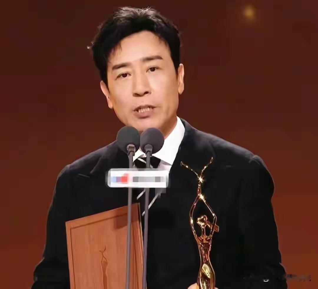 我有种很强烈的预感
接下来
手握百花、金鹰奖视帝的于和伟，要忙碌个不停了。

于和伟一部《沉默的荣耀》，就一举拿下了两个主流奖项。

这足以证明，于和伟的演技十分精湛。

像他这样有实力，有奖项，而且又实惠的视帝，请他来就是收视率的保障，导演们最喜欢了。

我有种预感，接下来，于和伟估计忙到起飞了，