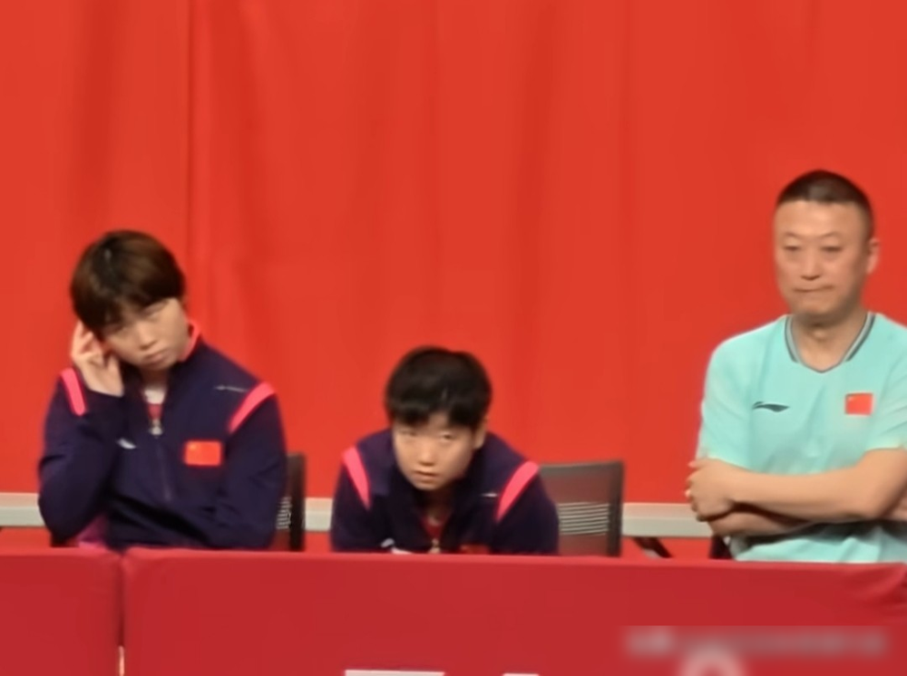 王曼昱1比3输给朱雨玲，国乒女团差点在小组赛翻车。
马琳赛前就撂了话，日本队梯队厚实，别以为咱一家独大。结果打中国澳门队，第一盘王曼昱就丢了，大比分0比1落后，场边孙颖莎脸都绷紧了。
随后孙颖莎上场，连着两个3比0，把梁安娜和朱雨玲全扫了，独拿两分。蒯曼再补一盘，硬生生把盘分拽回来。
伤停两个