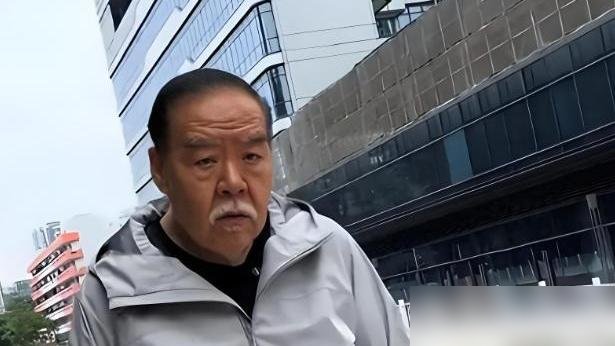 破产时找周润发借钱，被拒了。郑则仕当时觉得天塌了，千万债务压得喘不过气。
结果发哥没给钱，给了一条路。介绍工作、带着跑步，硬是把270斤的胖子拽回200斤，糖尿病没了，膝盖不疼了。
75岁老头跑完港马10公里，还在汕头街头拍探店，精神头比年轻人足。
后来郑则仕才明白，发哥不借钱，是怕他拿去填窟