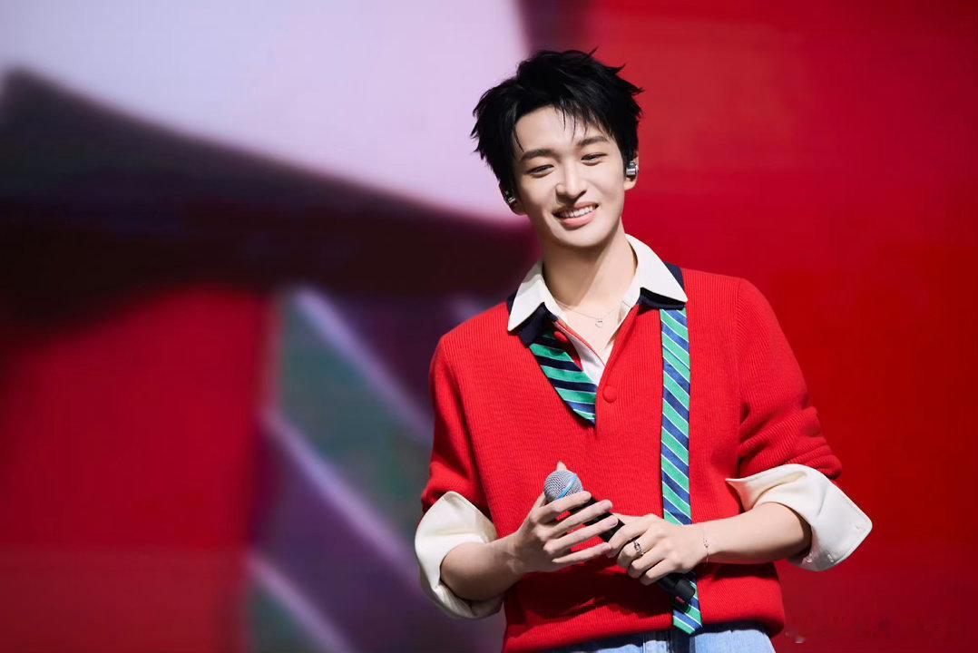 #黄子弘凡[超话]##黄子弘凡的421种色彩##黄子弘凡##黄子弘凡数到三# 

“月光透过梧桐枝桠洒在你的脸颊，在我心里开了一场盛大的烟花.”

​