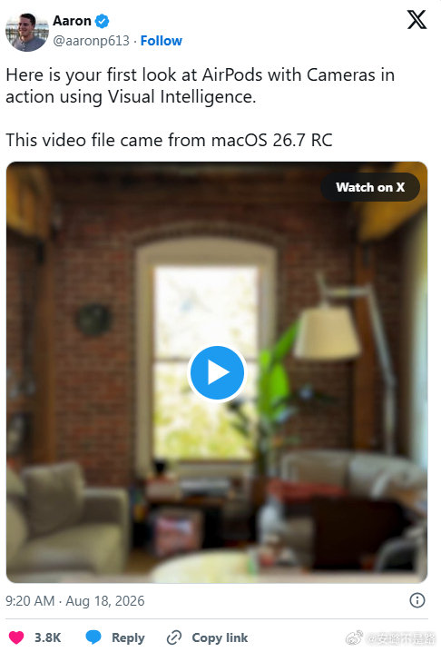 macOS 更新视频泄露，AirPods 带摄像头实锤？
macOS Tahoe 的候选版本里居然藏了一段视频，里面人戴着带摄像头的 AirPods 和 Siri 对话。这基本坐实了苹果在搞带摄像头的 AirPods。但具体能干嘛？可能是帮助 AI 理解环境？感觉这比单纯听歌有意思多了。 ​