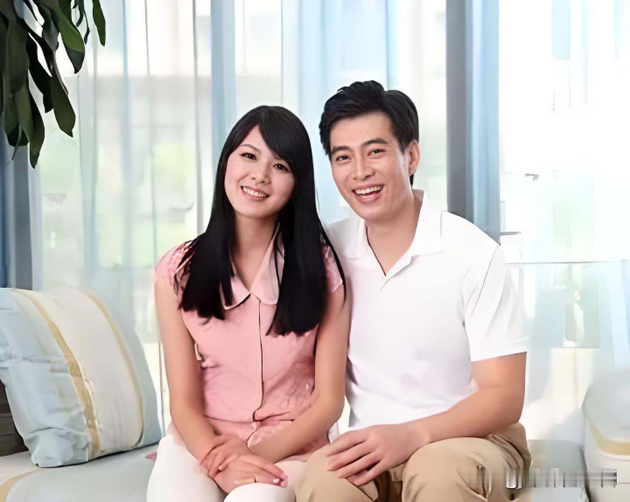 男子问：“老婆，你说实话，我跟刘德华谁更帅？”
老婆：“那哪能放一块比啊，根本没法比呀！”

男子：“你好好说说呗！”
老婆：“你俩就相当于2栋大厦，刘德华是大厦A，你是大厦b，高度差不了多少。”

男子：“别光打比方，直接打分，刘德华你给多少分？”
.老婆：“刘德华满分100分！”

男子：“那我