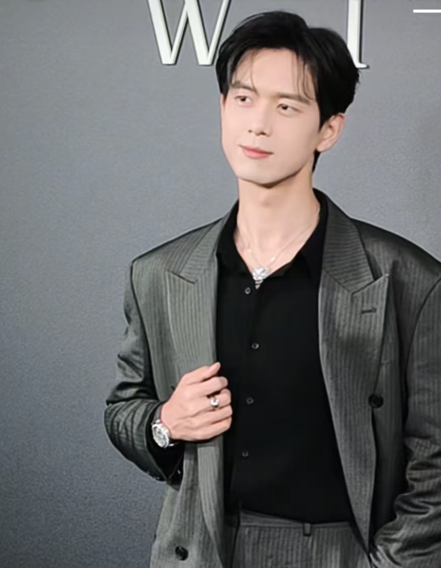李现确实是很耐看的类型。日常的他喜欢穿着运动装跑到山里去徒步，但一穿起西装来，正儿八经是个贵公子。他如今虽然不是很多剧本在手，但每一次一拍就是不错的大剧，偶尔赚赚钱也是足够了。