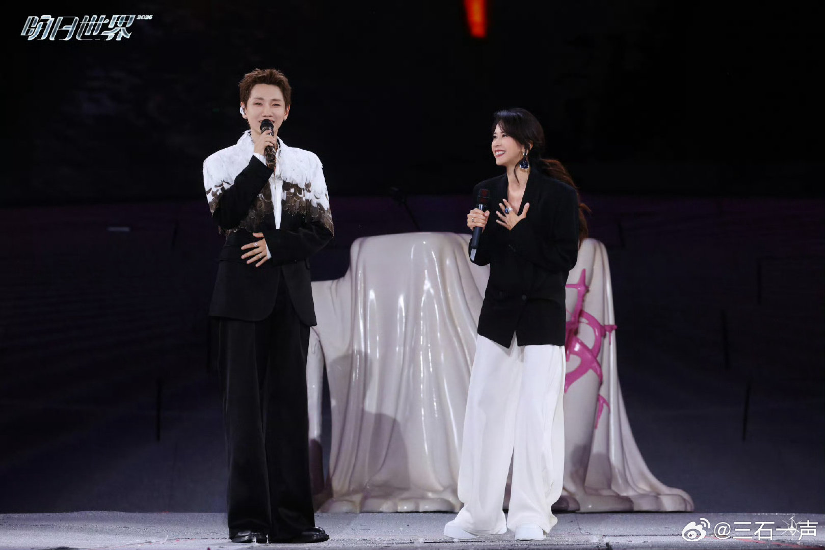 昨天鸟巢的#汪苏泷明日世界巡回演唱会#
汪苏泷请来莫文蔚担任嘉宾并合唱《阴天》
还一并官宣了《联名2》专辑的消息
莫文蔚会不会出现在专辑里你们自己猜咯

但我想说的其实是
泷泷和莫莫这黑白配的着装还真是养眼！ ​