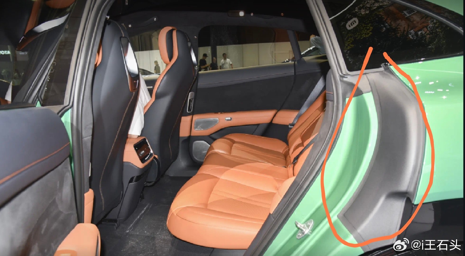看到个乐子，小米YU7后门环不是有个黑色塑料盖吗，据说一开始打算跟purosanguea一样做成对开门，后面又改成了常规门，就给加块塑料盖打了个补丁，因为拆开是预留了螺栓孔的，并不是故意设计成这样。现在这个设计好像被借鉴了…居然成了特色[思考] ​