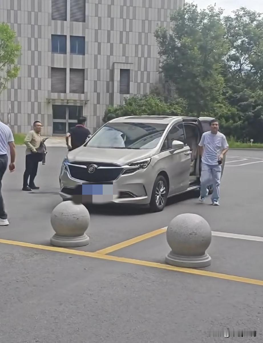 青岛路人抓拍太真实！谢霆锋头小身板看着不起眼，站高管堆里尽显大佬气场
 
9月1日，网友偶遇谢霆锋现身青岛海尔总部洽谈商务合作，一组无滤镜原生路透火速刷屏全网。没有华丽妆造、没有保镖簇拥、没有刻意排场，最真实的路人视角，彻底刷新了大众对顶流明星和商界大佬的认知，低调又敬业的状态，圈粉无数。
 
在多