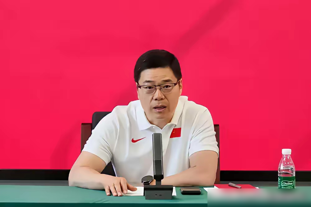 亚运会篮球史无前例四大皆空，男篮输日本二队20分，女篮32年头一回没进决赛，三人篮球连四强都摸不着。
八年前雅加达还包揽四金，现在全线崩盘。
最刺耳的是网友集体翻旧账，当年姚明下课多少人喊天亮了，如今评论区全是打脸。
他早说过中国篮球得做大手术，青训、联赛、社会认知一起动刀。
没人听，结果现