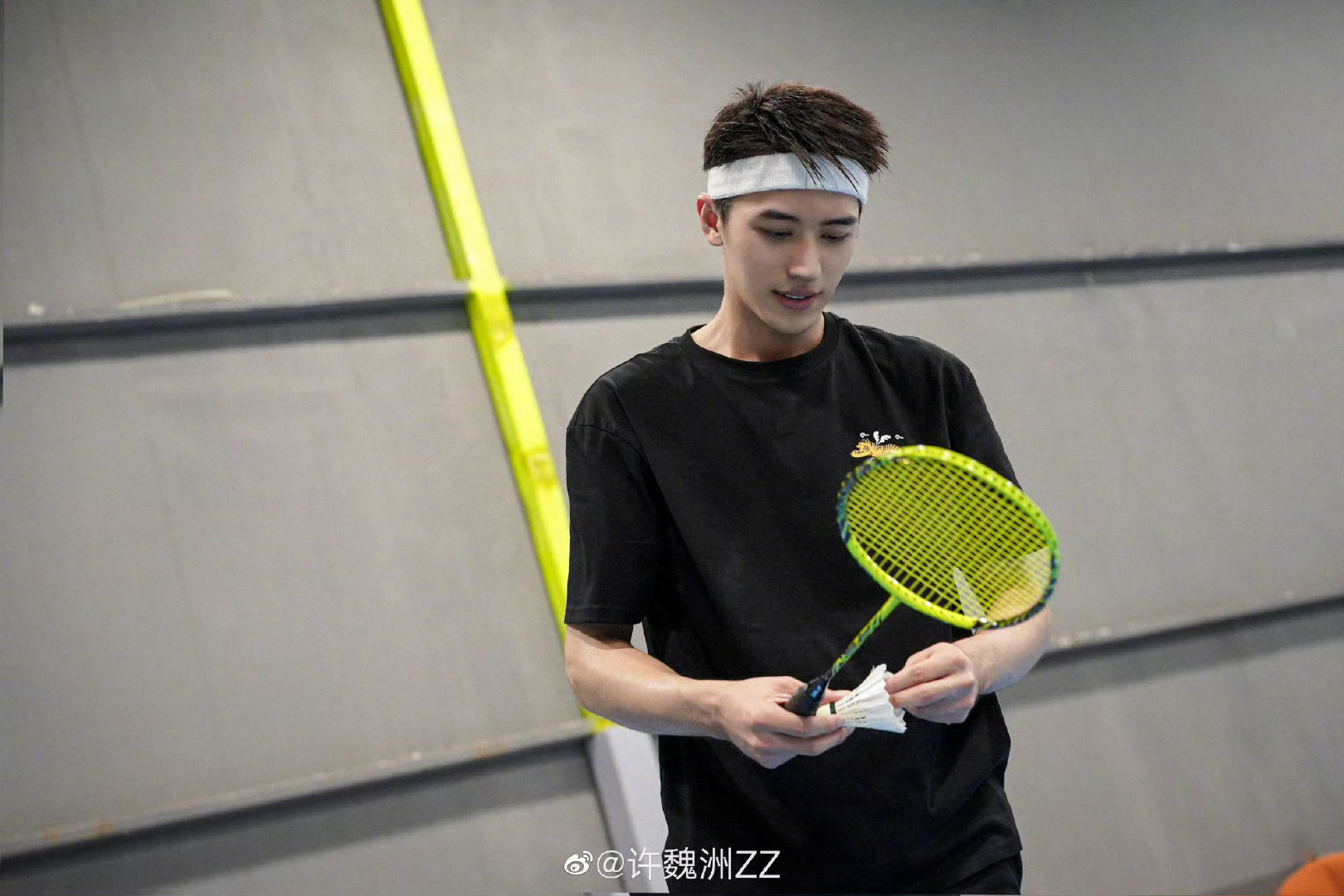 #许魏洲[超话]#  🏓拍了，⚽️在拍，🏸看起来好像也可以，感觉除了举重不太行，其他的都像回事#许魏洲电影逆锋# xwz#许魏洲新剧杀人真相# ​