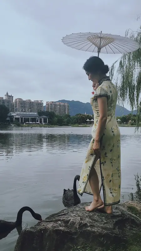 我见过世间最性感的女生，一是古装旗袍小姐姐，一是柳岩。 穿旗袍的小姐姐...