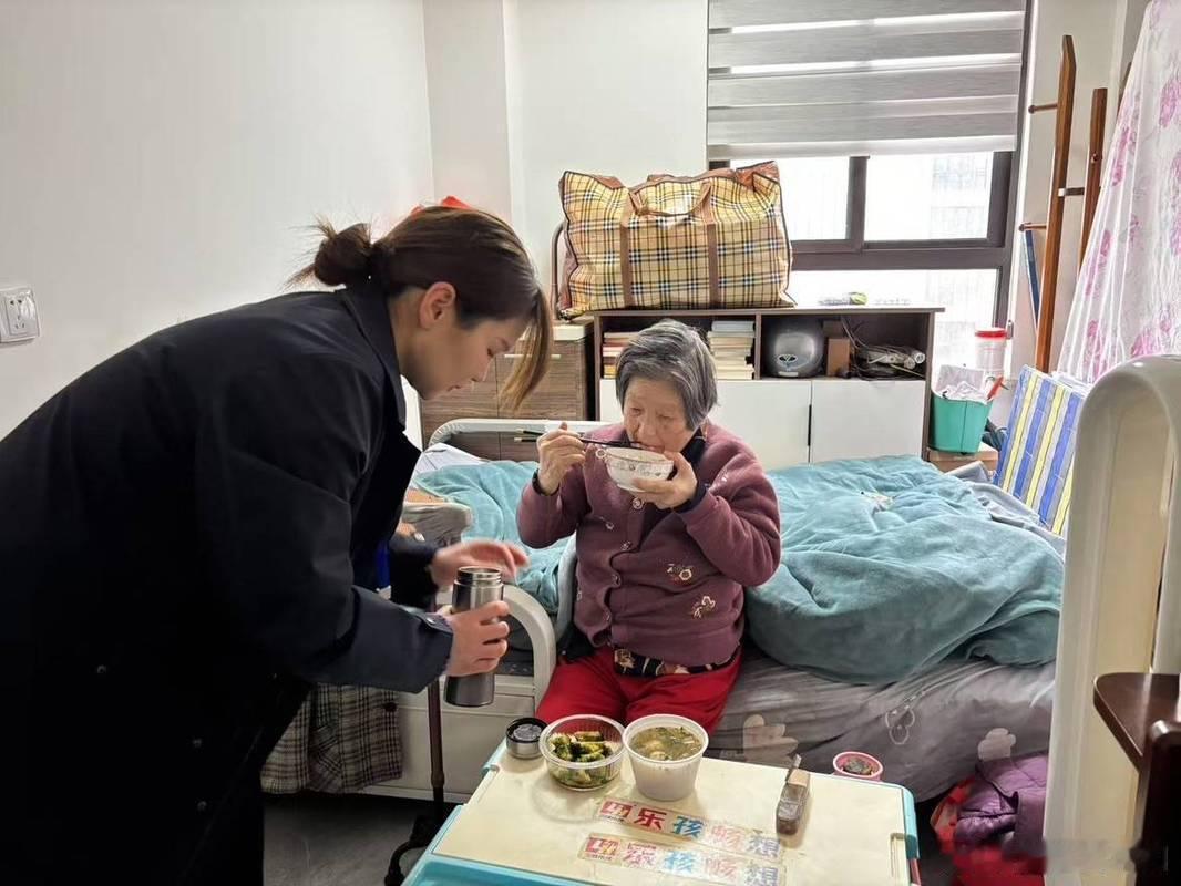 关于空巢老人的话题又火了，今天去看了邻居奶奶，帮她修了手机。 
给爱的人多些陪伴，别让等待成为遗憾。 
 关于空巢老人的话题又火了，今天去看了邻居奶奶，帮她修了手机。 
给爱的人多些陪伴，别让等待成为遗憾。 ​