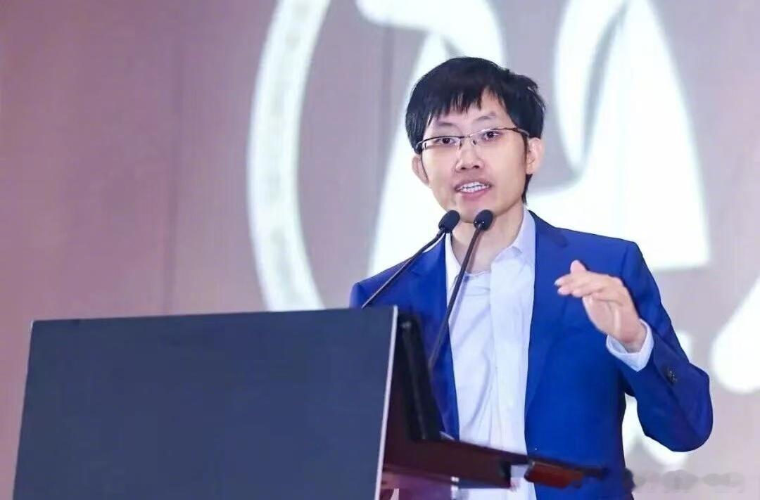 2026胡润百富榜出炉，41岁DeepSeek创始人梁文锋，以2800亿元财富位列全国第七。

比起这个排名，他的生活其实更让人意外。因为业务需要，梁文锋常年在北京和杭州之间两头跑。但在北京这么多年，他就一直租房子住，家里也没什么讲究的布置。

买房、装修、打理，这些事对他而言都是浪费时间，他的精力， ​